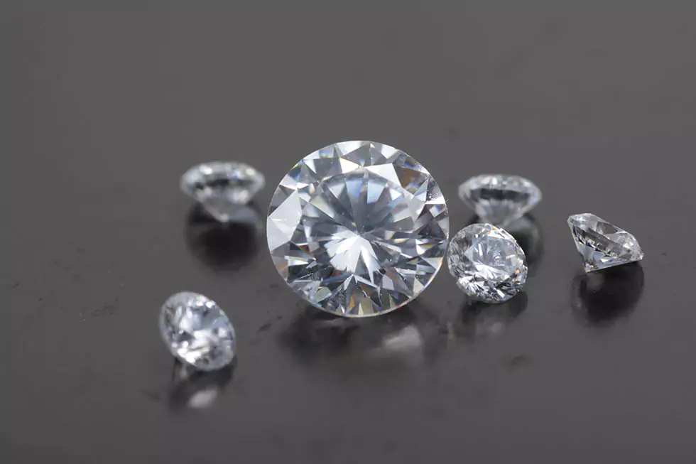Kleine Diamanten Kleine Diamanten vor dunklem Hintergrund